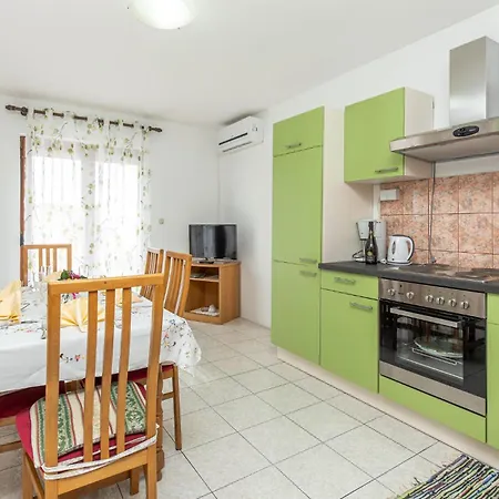 Cozy In With Kitchen Apartment Novi Vinodolski